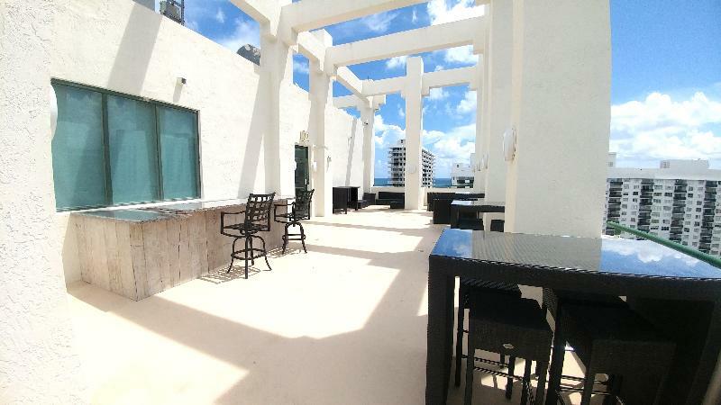 The Casablanca On The Ocean West Tower Hotel Miami Beach Exterior photo